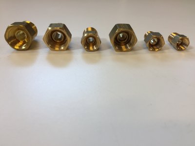Adapternippel i mässing, NPT - invändig UNF-gäng med kona